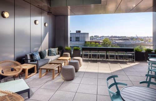 D Street - West Broadway Hotel | Hampton Inn Boston Seaport District