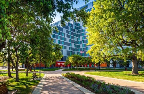 D Street - West Broadway Hotel | Hampton Inn Boston Seaport District