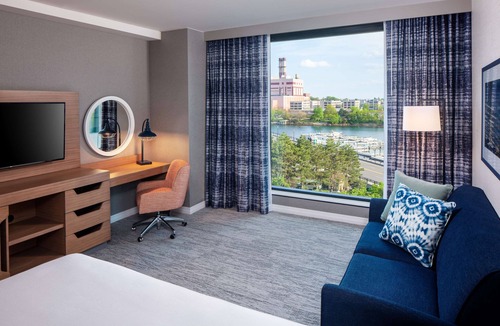 D Street - West Broadway Hotel | Hampton Inn Boston Seaport District