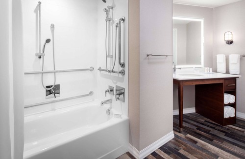 D Street - West Broadway Hotel | Hampton Inn Boston Seaport District