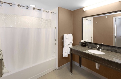 Homeacre-Lyndora Hotel | Hampton Inn Butler