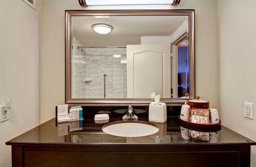 Airport Corporate Hotel | Hampton Inn by Hilton Toronto Airport Corporate Centre