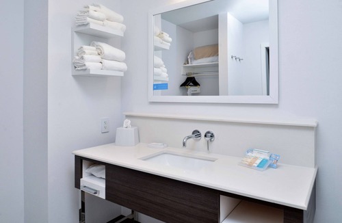 Cedar Falls Community Main Street Hotel | Hampton Inn Cedar Falls Downtown