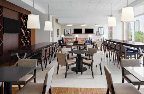 Near South Side Hotel | Hampton Inn Chicago McCormick Place
