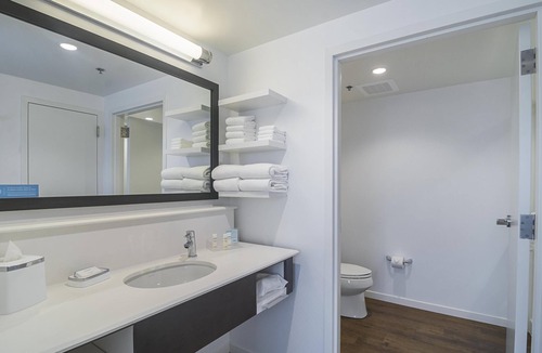 Rogers Park Hotel | Hampton Inn Chicago North-Loyola Station