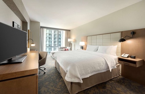 West Loop Gate Hotel | Hampton Inn Chicago West Loop Fulton Market Area