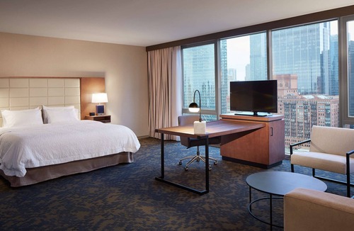 West Loop Gate Hotel | Hampton Inn Chicago West Loop Fulton Market Area