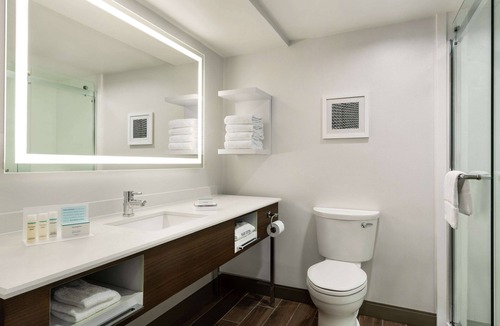 Potomac Falls Hotel | Hampton Inn Dulles - Cascades