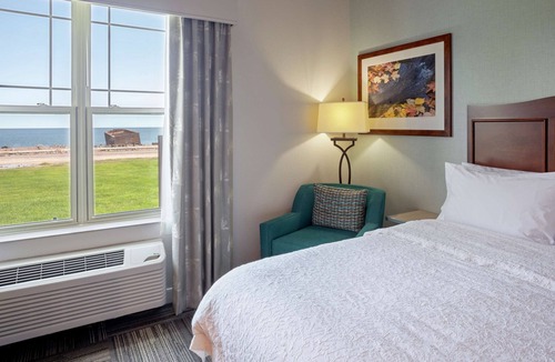 Canal Park Hotel | Hampton Inn Duluth Canal Park