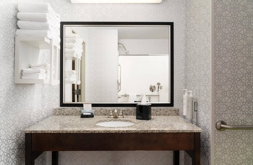 Kingmont Hotel | Hampton Inn Fairmont