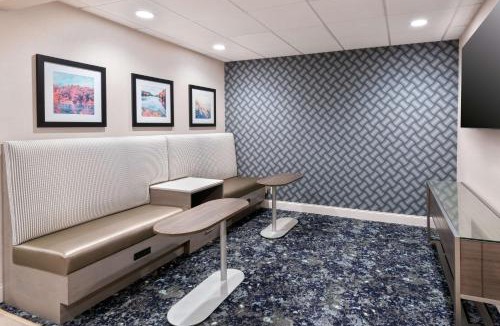 Windsor Hotel | Hampton Inn Hartford Airport