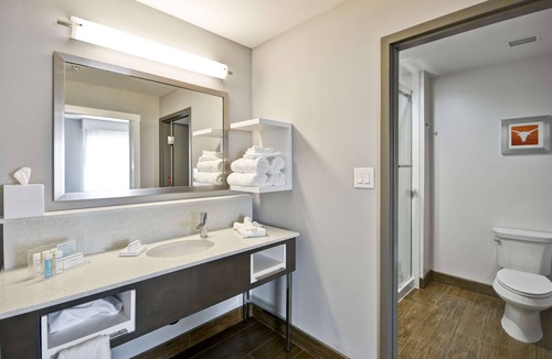 Kyle Hotel | Hampton Inn Kyle
