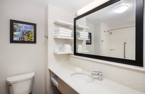 Wilkes East Hotel | Hampton Inn Portland East