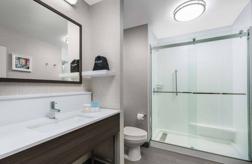 Downtown Baltimore Hotel | Hampton Inn & Suites Baltimore Inner Harbor