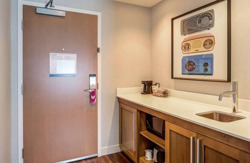 Waltham Hotel | Hampton Inn & Suites Boston/Waltham