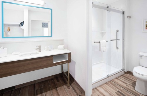 Summit Hotel | Hampton Inn & Suites Bridgeview Chicago