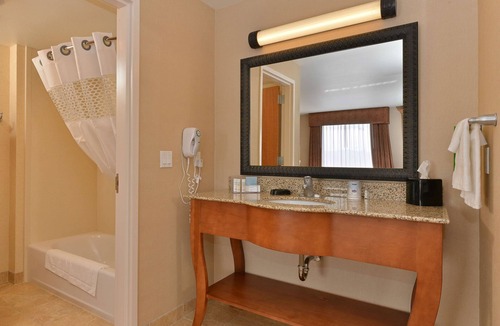 Buffalo Hotel | Hampton Inn & Suites Buffalo