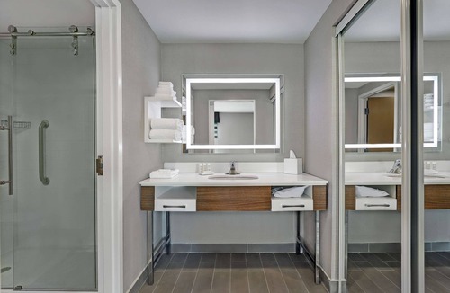 Belleville Hotel | Hampton Inn & Suites by Hilton Belleville