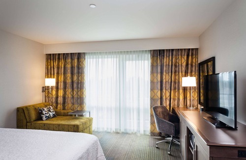 Maple Leaf Hotel | Hampton Inn & Suites by Hilton Seattle/Northgate