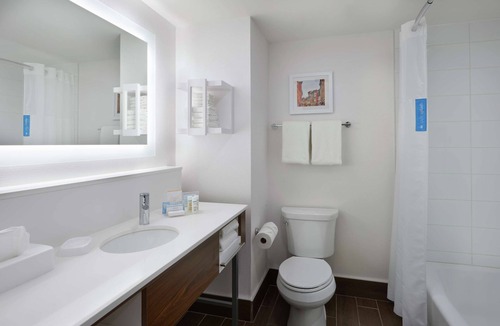Dorval Hotel | Hampton Inn & Suites by Hilton Montreal-Dorval