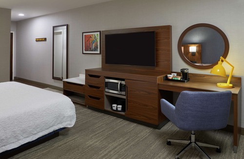 Dorval Hotel | Hampton Inn & Suites by Hilton Montreal-Dorval