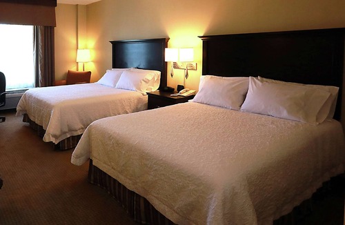 Laval Hotel | Hampton Inn & Suites by Hilton Laval