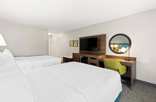 Canton Hotel | Hampton Inn & Suites Canton