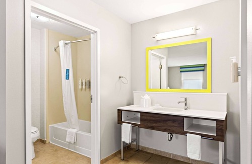 Canton Hotel | Hampton Inn & Suites Canton