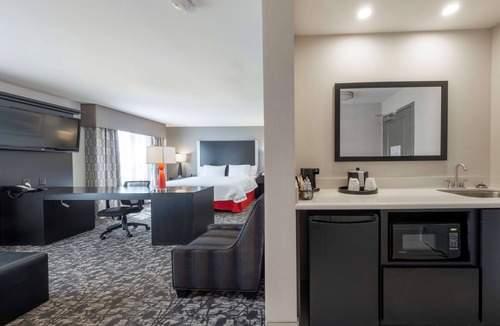 Dupont Hotel | Hampton Inn & Suites DuPont