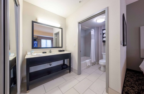 Dupont Hotel | Hampton Inn & Suites DuPont