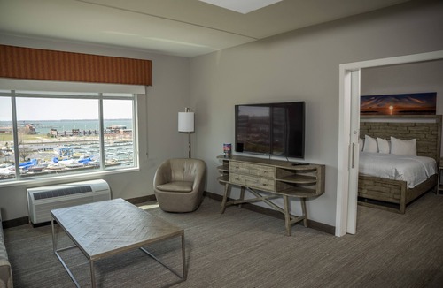 Erie Hotel | Hampton Inn & Suites Erie Bayfront