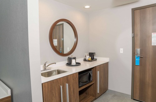 Erie Hotel | Hampton Inn & Suites Erie Bayfront