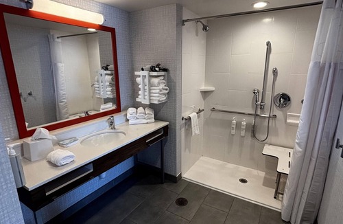 Erie Hotel | Hampton Inn & Suites Erie Bayfront