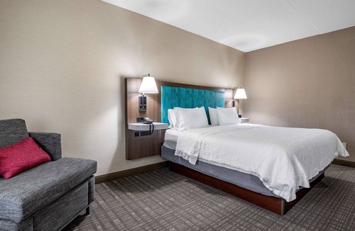 Jeffersontown Hotel | Hampton Inn & Suites Louisville East