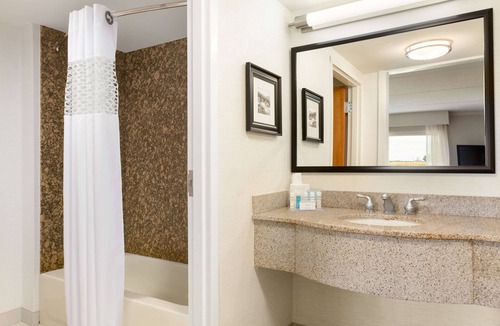 Bedford Hotel | Hampton Inn & Suites Manchester-Bedford