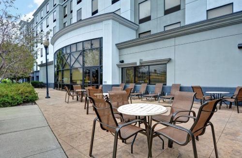 Harrison Hotel | Hampton Inn & Suites Newark-Harrison-Riverwalk