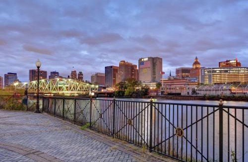Harrison Hotel | Hampton Inn & Suites Newark-Harrison-Riverwalk
