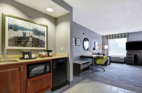 Harrison Hotel | Hampton Inn & Suites Newark-Harrison-Riverwalk
