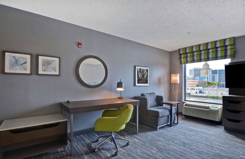 Harrison Hotel | Hampton Inn & Suites Newark-Harrison-Riverwalk