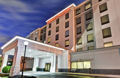 Harrison Hotel | Hampton Inn & Suites Newark-Harrison-Riverwalk