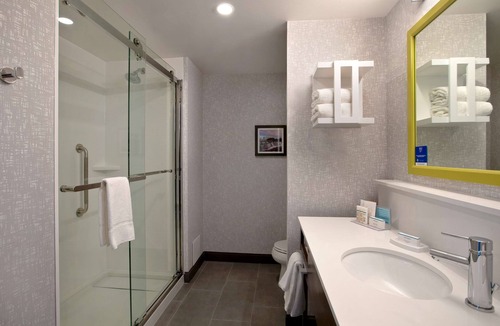 Ottawa Division Hotel | Hampton Inn & Suites Ottawa West