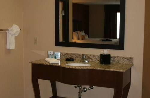 Peru Hotel | Hampton Inn & Suites Peru