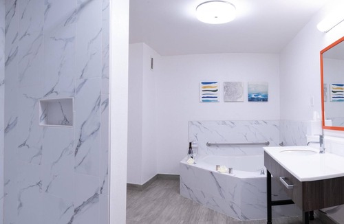 Seal Beach Hotel | Hampton Inn & Suites Seal Beach