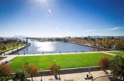 Fairfield Hotel | Hampton Inn & Suites Suisun City Waterfront