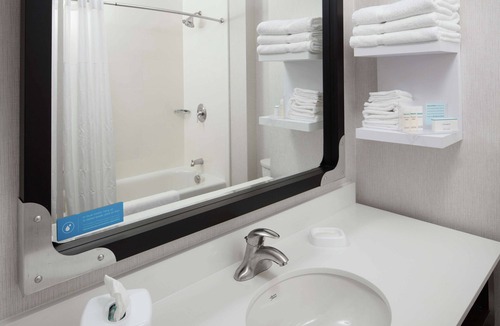 Teaneck Hotel | Hampton Inn & Suites Teaneck Glenpointe