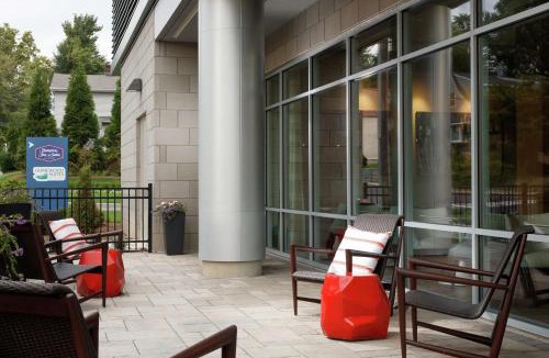 Teaneck Hotel | Hampton Inn & Suites Teaneck/Glenpointe