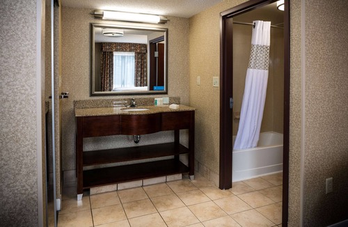 Rossford Hotel | Hampton Inn & Suites Toledo-Perrysburg