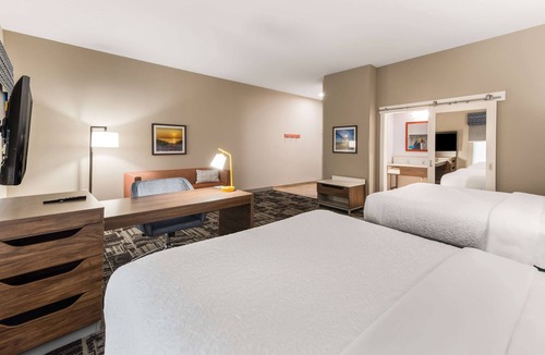 Benton Harbor Hotel | Hampton Inn & Suites Benton Harbor