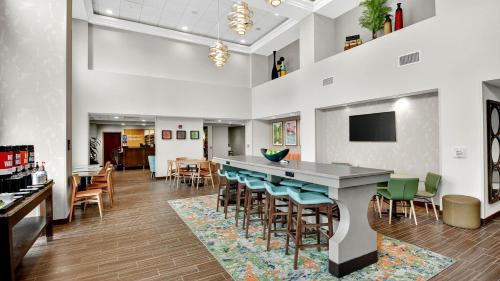 Lake Hallie Hotel | Hampton Inn & Suites Chippewa Falls