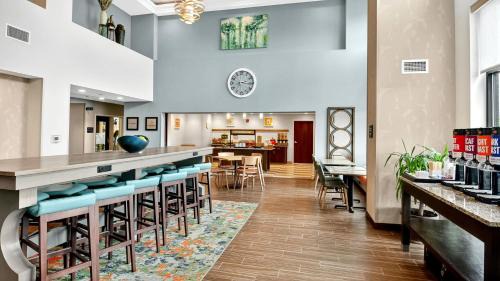 Lake Hallie Hotel | Hampton Inn & Suites Chippewa Falls